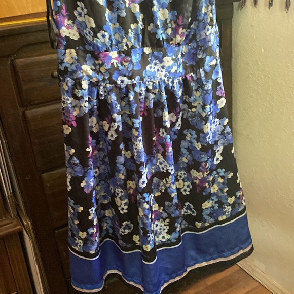 Floral Sleeveless Dress - Picture 4 of 17